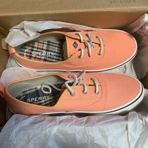 Coral sperry size 7